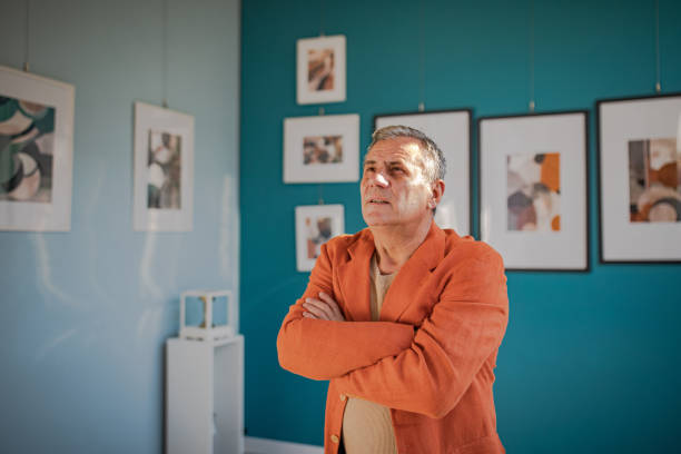 istock Manager/visitor in the photo gallery 2191095314