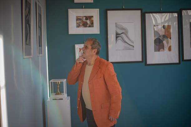 istock Manager/visitor of a modern photography gallery 2191095335