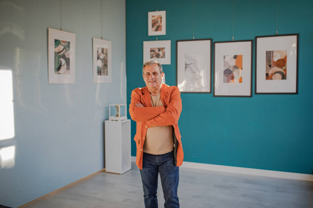 istock Manager/visitor in the photo gallery 2191095862