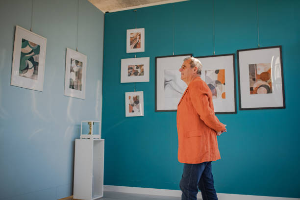 istock Manager/visitor of a modern photography gallery 2191095875