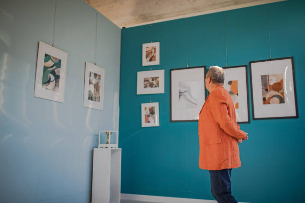 istock Manager/visitor in the photo gallery 2191095985