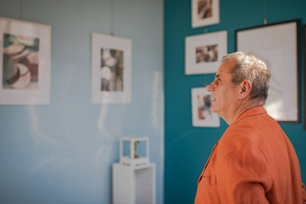 istock Manager/visitor of a modern photography gallery 2191096020