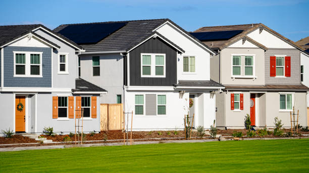 istock 3 suburban homes in a row 2191123354
