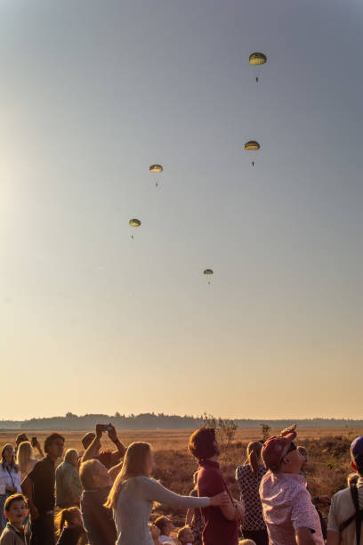 Ede – September 21, 2024: September is a significant month in Ede – the Airborne Ede Month. It is a time to reflect on those who fought for freedom in 1944. In 1944, two thousand paratroopers landed on the Ginkelse Heide near Ede, marking the beginning of the liberation of the Netherlands. This historic event is commemorated each year by massive airborne landings on the heath, keeping the memory alive and honoring those who made the ultimate sacrifice.