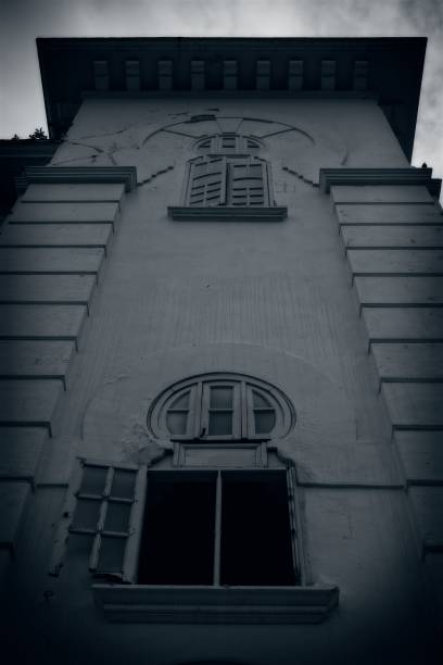 istock Eerie Abandoned Building with Peeling Paint 2191222935