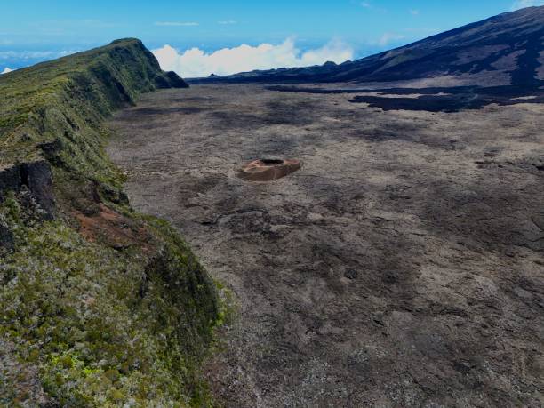 istock Piton de la Fournaise [C] 2191300667