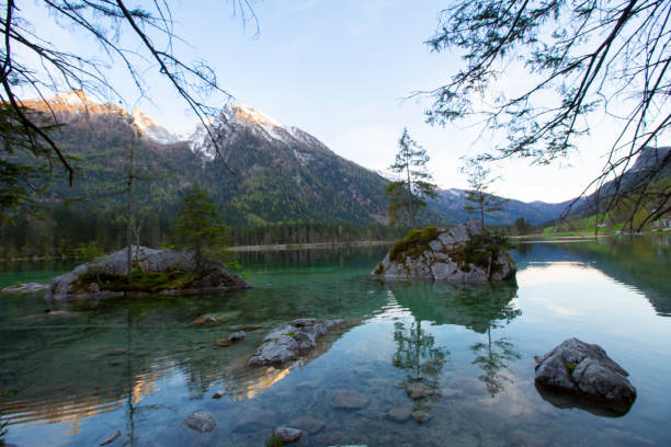istock Der Hintersee, eingebettet in den sagenhaften Zauberwald 2191362249