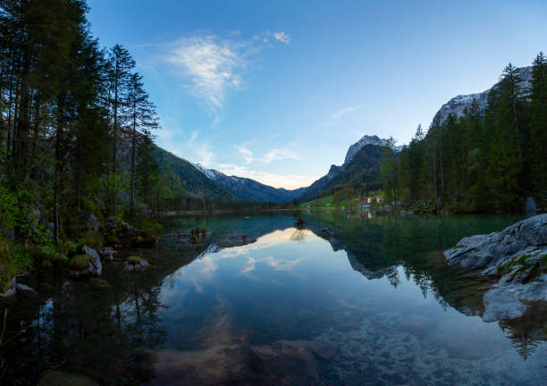 Der Hintersee, eingebettet in den sagenhaften Zauberwald