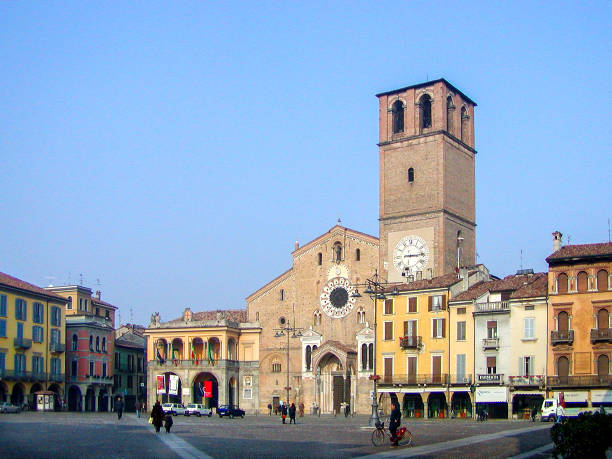 Lodi Cathedral and Vittoria square Duomo di Lodi (Cathedral of Lodi), located in the city of Lodi, Lombardy, Italy. The structure is one of the largest Romanesque churches in northern Italy and dates back to the 12th century. The bell tower, featuring a clock, is a distinctive element of the city's central Piazza della Vittoria, where the cathedral is situated. lodi italy stock pictures, royalty-free photos & images
