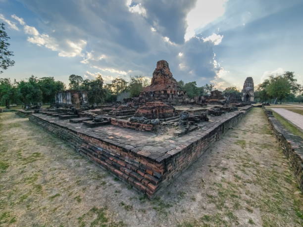 Imagem gratuita: Wat Phra Phai Luang, um antigo templo budista ao lado ...