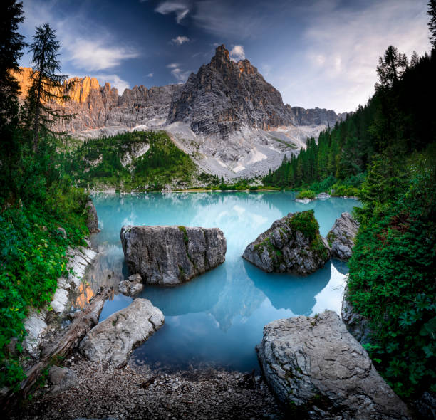 istock Lago at Sorapis at sunset 2191580275