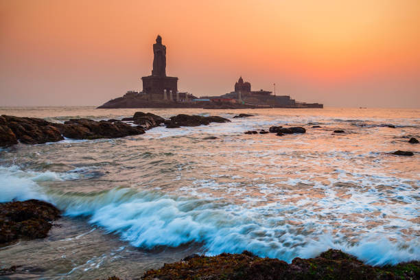 Thiruvalluvar Statue and Vivekananda Memorial Thiruvalluvar Statue and Vivekananda Rock Memorial on the small island in Kanyakumari city in Tamil Nadu, India tamil temple stock pictures, royalty-free photos & images