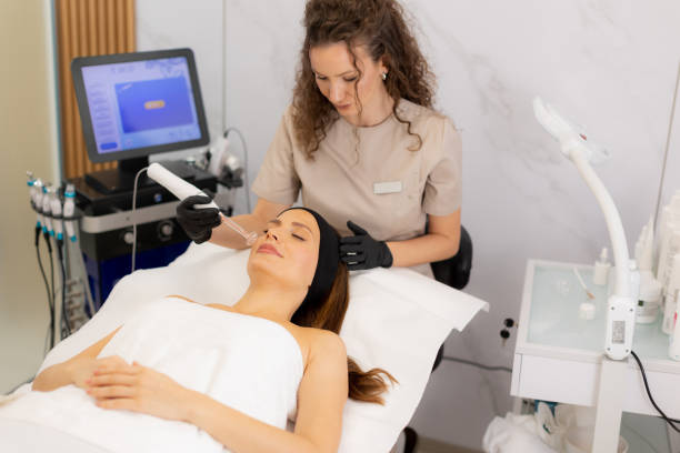 istock Elevating skin rejuvenation through high frequency therapy in a serene spa setting 2191678746