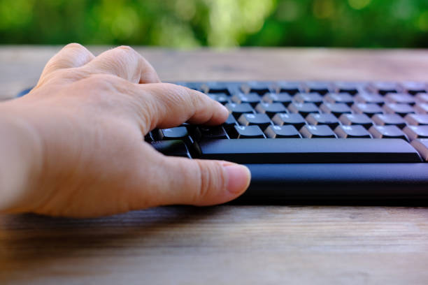 Woman hand using a mouse