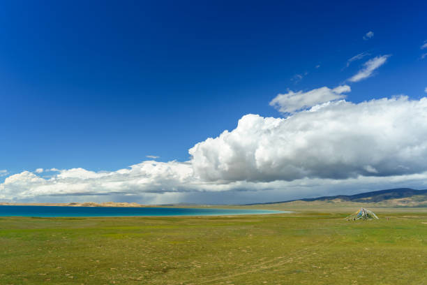 Qinghai Lake's blue sky and white clouds