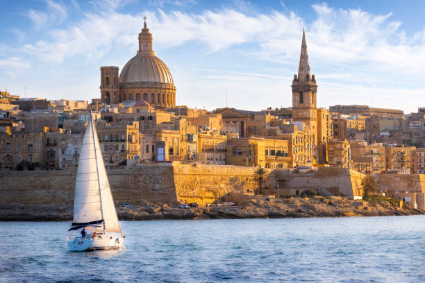 malta - mediterranean travel destination, marsamxett harbour and valletta with cathedral of saint paul - malta zdjęcia i obrazy z banku zdjęć