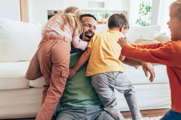 spaß mit papa - vatertag stock-fotos und bilder