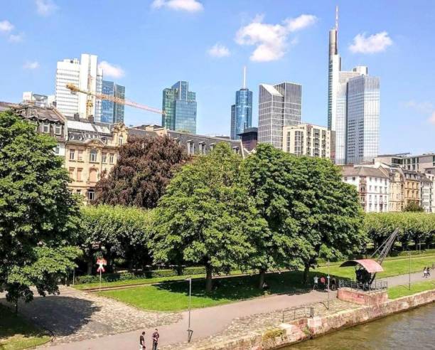 skyline de fráncfort del meno, alemania - fráncfort meno fotografías e imágenes de stock