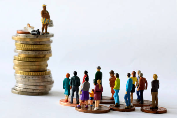 imagen abstracta de la desigualdad económica - desequilibrio fotografías e imágenes de stock