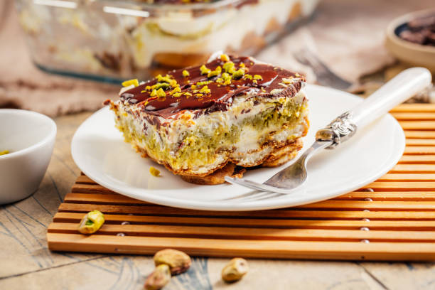 homemade tiramisu with pistachio mousse and dark chocolate - czekolada dubajska obrazy zdjęcia i obrazy z banku zdjęć