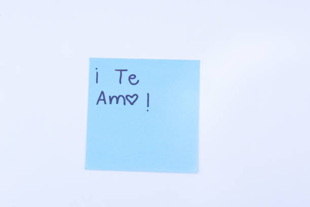 istock Sticky blue note with written words that I love you in Spanish 2192315797