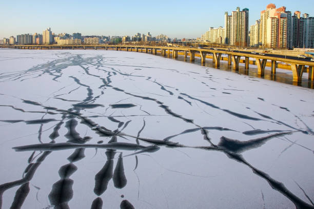 Han River filled with snow and ice, Gangbyeonbuk-ro