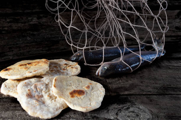 10,000+ Free 5 Loaves 2 Fish & Fish Images - Pixabay