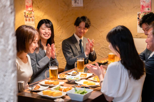 istock Business people applauding at a tavern 2192374530