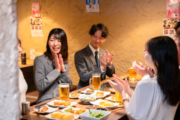 istock Business people applauding at a tavern 2192374537