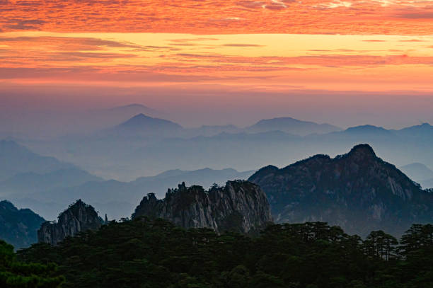 Huangshan Sea of ​​Clouds is one of the most stunning landscapes of Huangshan, and it is also a natural wonder that is hard to come by. Huangshan is located in the subtropical monsoon climate zone, with high mountains and deep valleys, and abundant water vapor. When the weather clears up after rain or when the seasons change, the mountains are shrouded in clouds and mist, and the peaks appear and disappear in the sea of ​​clouds, like a fairyland. The sea of ​​clouds is divided into the East Sea, South Sea, North Sea, West Sea and Sky Sea, and the \