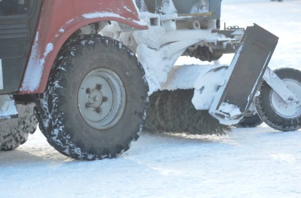 istock snow removal in the city 2192504018