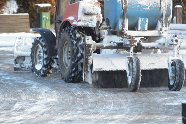 istock snow removal in the city 2192504111