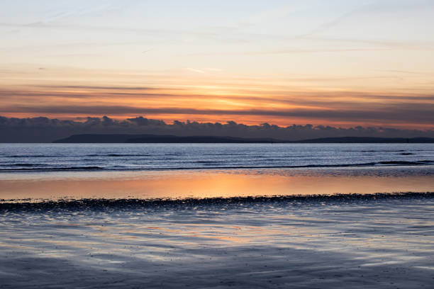 Abendlicht spiegelt sich in den Pfützen im Wattenmeer