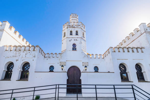 Many of the buildings of Tarifa are entirely painted white, such us the Biblioteca Pública Municipal, the public library, located in the central Plaza de Santa Maria