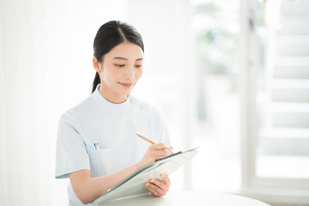 日本の若手女性医療従事者 - 診断書 日本 ストックフォトと画像