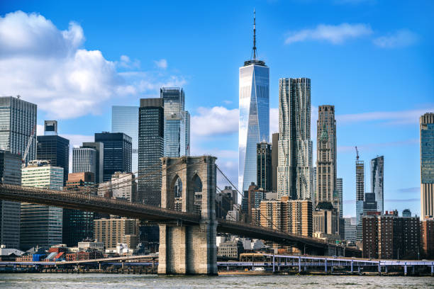 iconic brooklyn bridge and manhattan skyline landscape in new york city - new york stockfoto's en -beelden