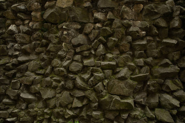 A wall of stones of different shapes