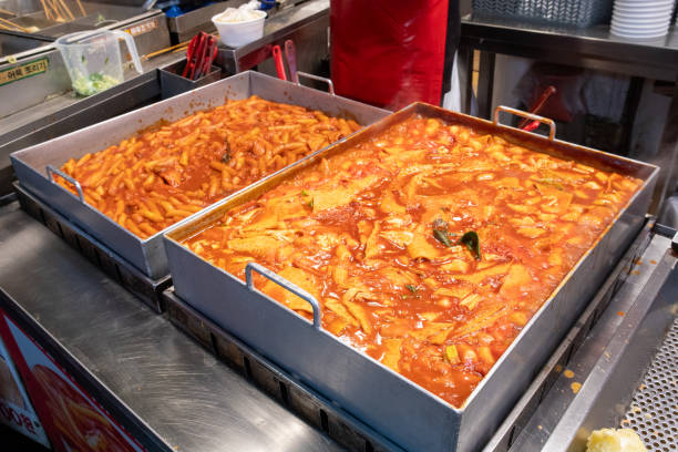 Tokpokki, or stir-fried rice cakes, is a popular Korean dish made from small pieces of rice cake called tteokmyeon, stir-fried with ingredients like eomuk (fish cakes), boiled eggs, and green onions. It is seasoned with a spicy sauce made from gochujang. tokpokki, o pasteles de arroz salteados, es un plato coreano popular hecho con pequeños trozos de pastel de arroz llamado tteokmyeon, salteados con ingredientes como eomuk (pasteles de pescado), huevos duros y cebollas verdes. se sazona con una salsa pica