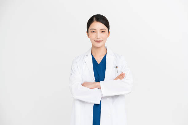 a young japanese female medical worker wearing a white coat - 医者 女性 ストックフォトと画像
