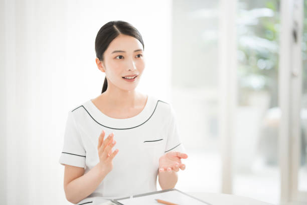 日本人の若き女性美容師(セラピスト) - クリニック ストックフォトと画像