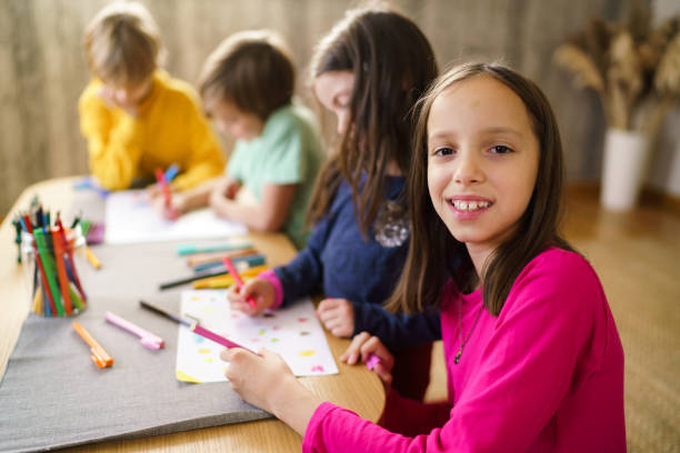 istock Girl drawing whit her friends 2192925624
