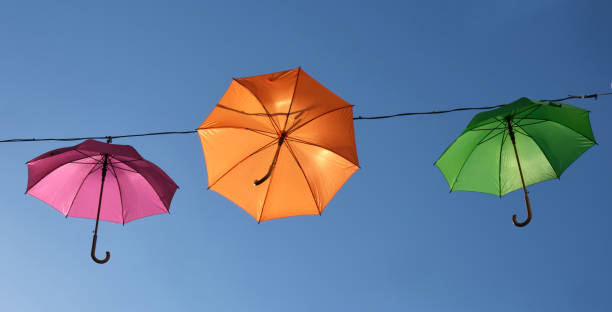 Bunte Regenschirme in der Frühlingssonne