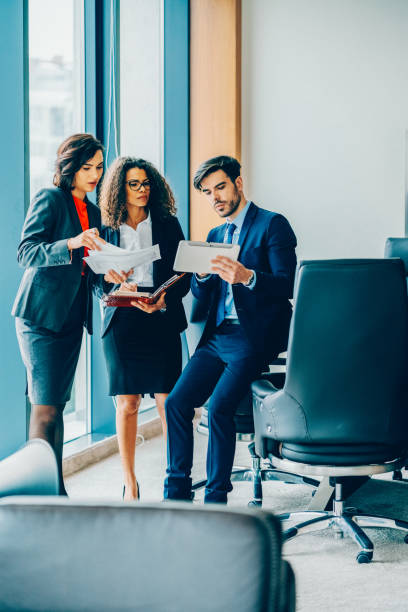 istock Businesspeople discussing business 2192991866