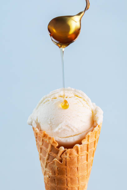 istock Sorvete de coco verao com fundo azul minimalista 2193017075