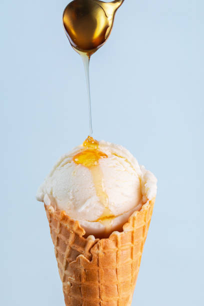 istock Sorvete de coco verao com fundo azul minimalista 2193017093