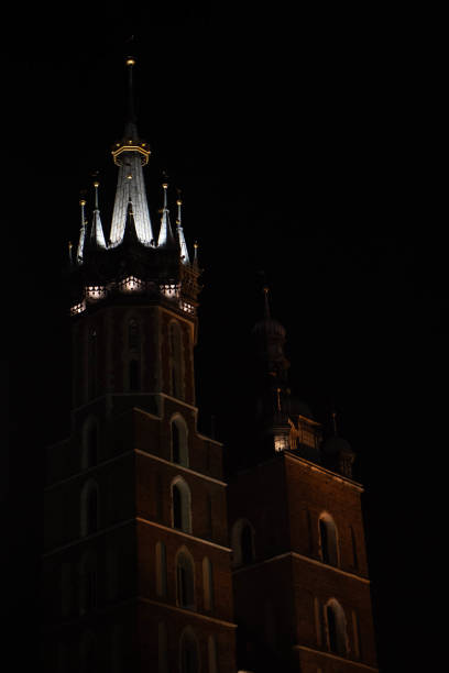Majestic st. Mary's basilica standing tall against the night sky in krakow's main market square