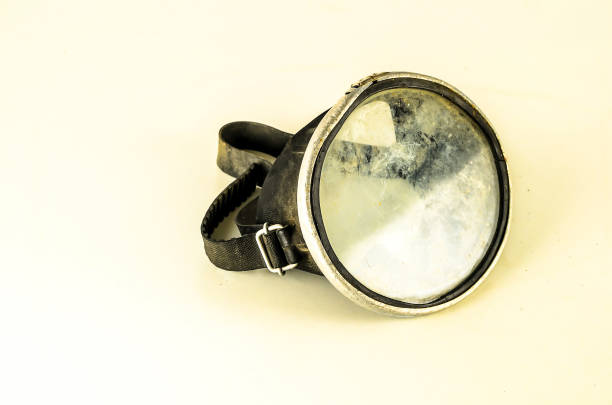 A black and silver object with a white circle in the middle. It is a piece of equipment that is used for underwater photography
