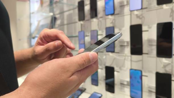 istock Choosing a phone in the store. 2193096292