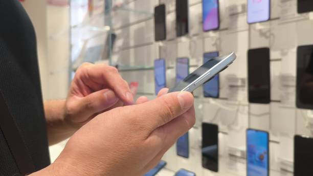 istock Choosing a phone in the store. 2193096293