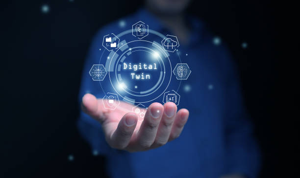 konzept des digitalen zwillings. automatisierungstechnik für die industrielle fertigung. ein mann mit digitalen zwillingssymbolen in der hand. - digitaler zwilling stock-fotos und bilder